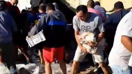 Camión saqueado en la Panamericana