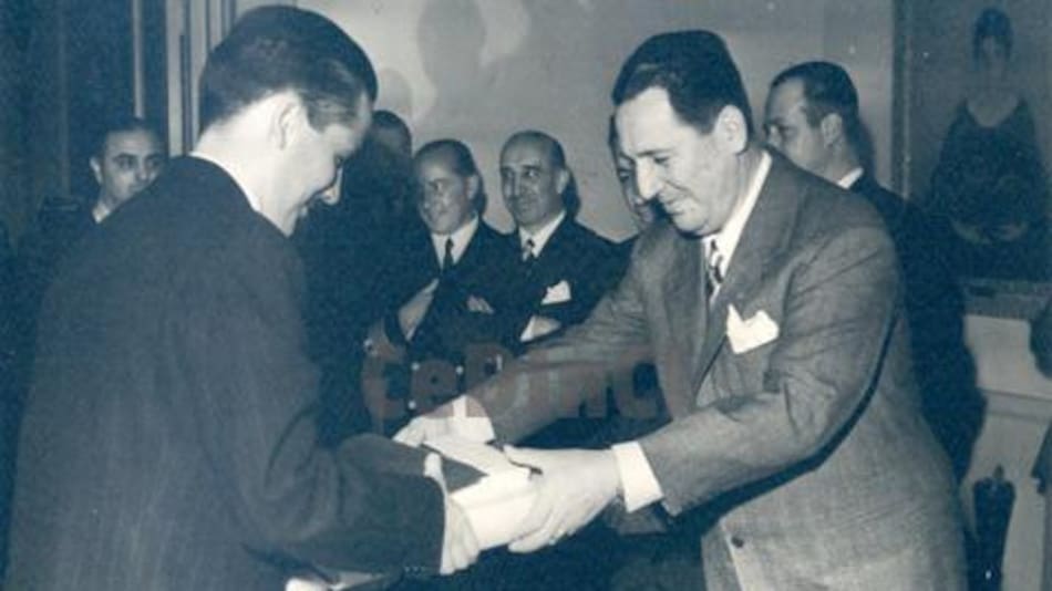 Juan Domingo Perón le entrega diploma a egresado en Ing de Telecomunicaciones,