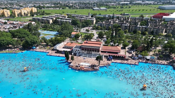 Como el mar, pero sin viajar a la costa: la colosal pileta que parece un lago y es la más grande del país