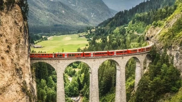 Un recorrido de ensueño: el tren que sale de un pequeño pueblito de Italia y pasa por lugares hipnóticos