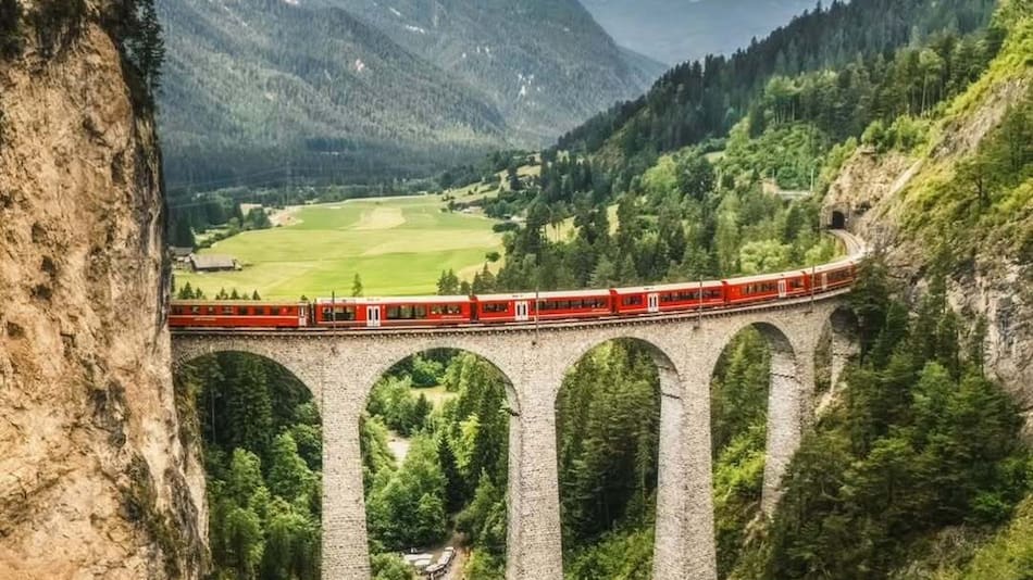 Tren Bernina, un recorrido de ensueño que une Italia con Suiza.