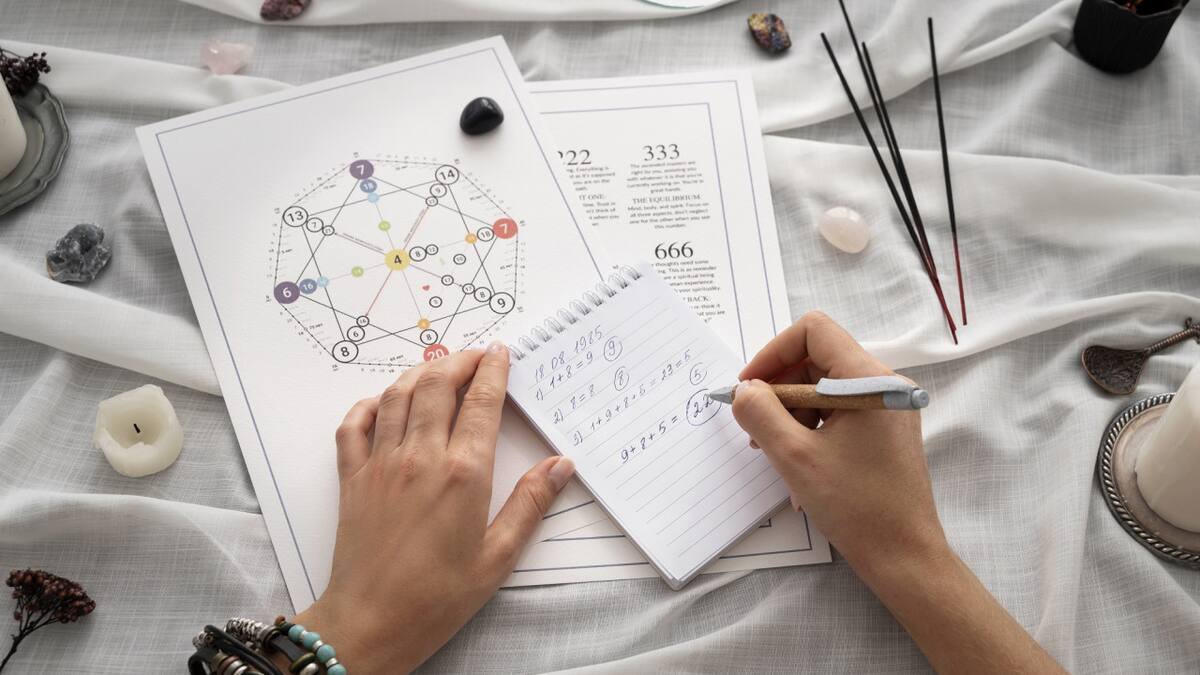 Numerología, astrología, karma. Foto Freepik
