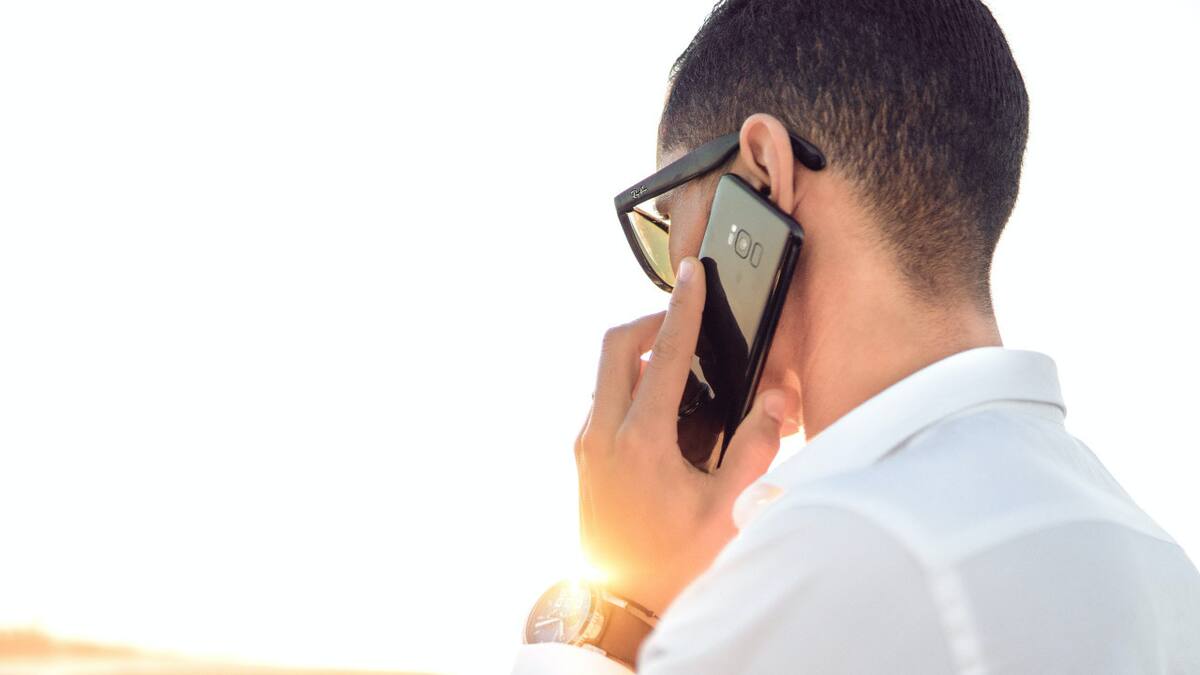 Peligros del uso del celular. Foto: Unsplash.