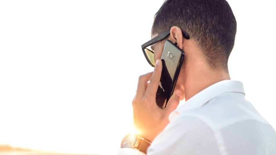 Peligros del uso del celular. Foto: Unsplash.
