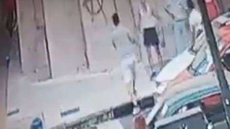 Ambos automovilistas frenaron a pelearse. Foto: captura de video.