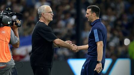 El saludo entre Marcelo Bielsa y Lionel Scaloni. Foto: NA.