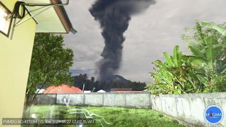 Indonesia: una nueva erupción del volcán Ibu dejó una nube de ceniza y cientos de evacuados