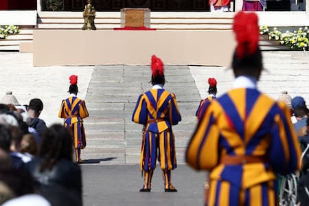 Guardia Suiza del Vaticano. Foto REUTERS / Guglielmo Mangiapane