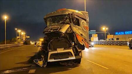 Choque entre un camión y un colectivo en Acceso Oeste. Foto: X.