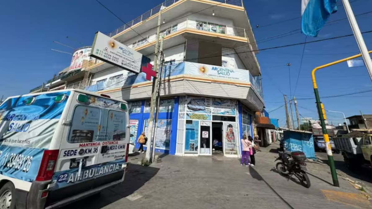 Clausuraron una clínica por ejercicio ilegal de la medicina tras la muerte de un paciente: incidentes y heridos