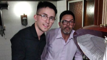 Claudio y su hijo, empleados de la funeraria que se tomó la foto con el cuerpo de Diego Armando Maradona