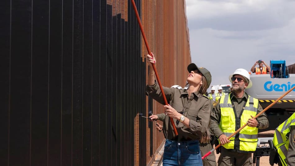 EEUU pinta de negro el muro fronterizo para elevar su temperatura y evitar escaladas.