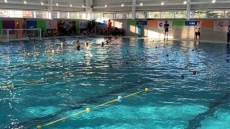 Polémica en Chubut por una pileta municipal que prohíbe a las mujeres usar mallas blancas