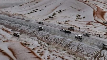 Las nevadas convirtieron un entorno árido en un paisaje invernal en Al-Jawf, Arabia Saudita. Foto X @samrujlok