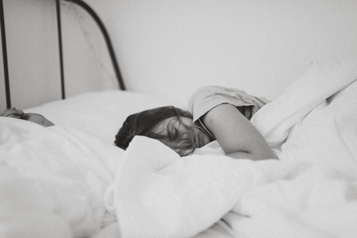 Activar el cerebro con ciertos sonidos durante la fase de sueño profundo mejora la función cardíaca. Foto: Unsplash