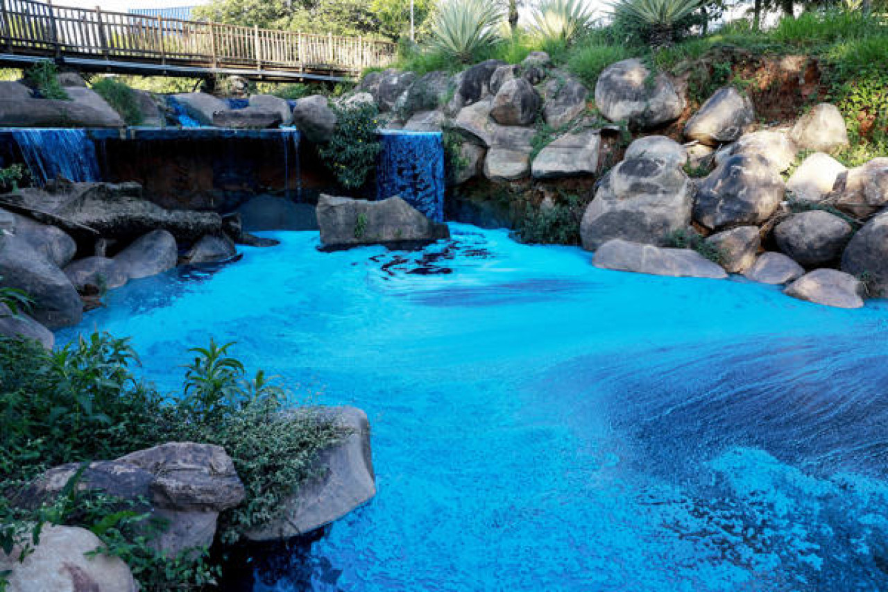Derrame de químico azul en Brasil. Fuente: EFE