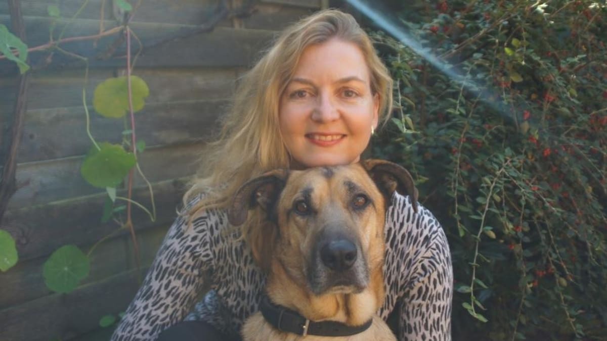 Olivia Sievers y su perro Rubio