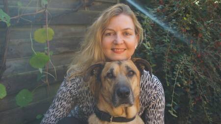 Olivia Sievers y su perro Rubio