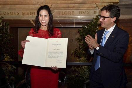 La profesora despedida fue premiada en la ciudad de Florencia. Foto: EFE.