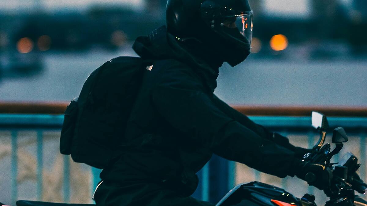 Motos; motociclista.