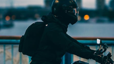 Motos; motociclista.