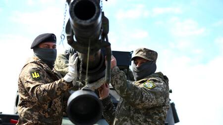 Soldados ucranianos en un tanque Leopard 1A5. Foto: Reuters.