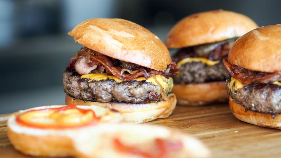 Una reconocida cadena de hamburguesas enfrenta la quiebra por deudas millonarias. Foto: Unsplash.