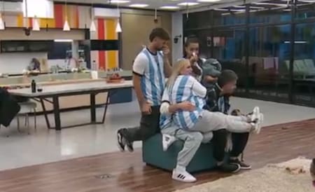 Vaciaron la casa de Gran Hermano y solo dejaron un sillón. Foto: captura Telefe.