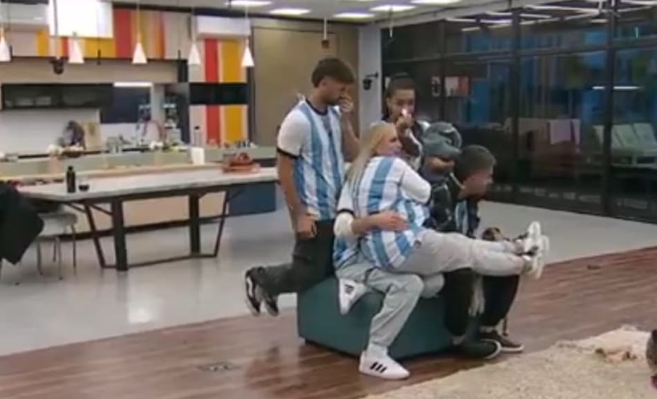 Vaciaron la casa de Gran Hermano y solo dejaron un sillón. Foto: captura Telefe.
