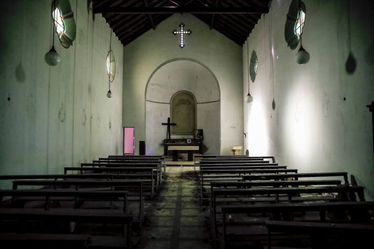 Interior del Monasterio San José abandonado en Gándara con pasillos, salones y objetos históricos