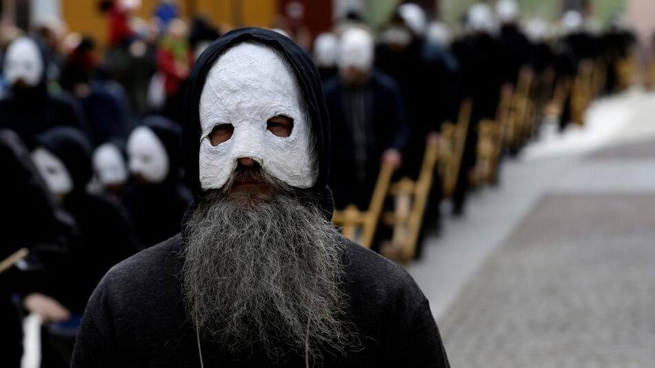 Celebración de Pascuas con máscaras en República Checa (Reuters)