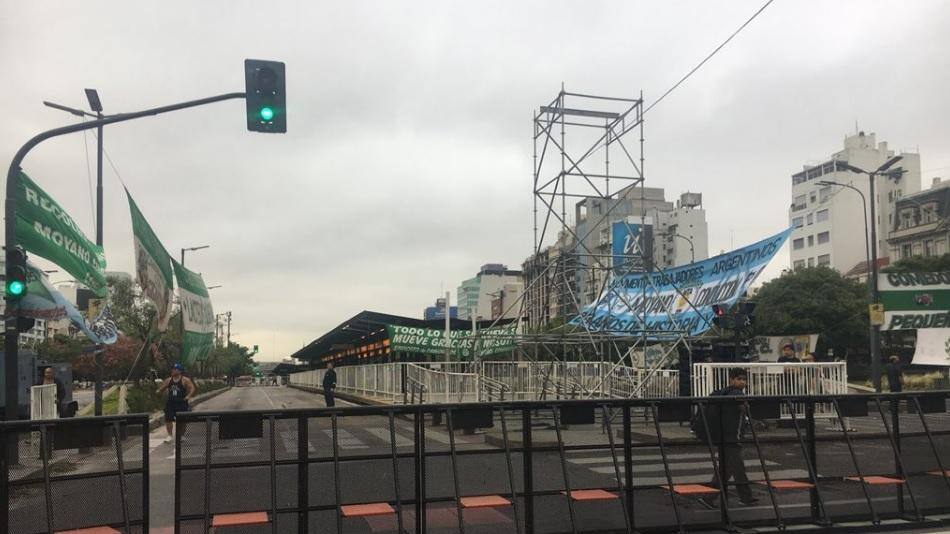 Metrobus de Av. 9 de julio cortado por movilización de Moyano