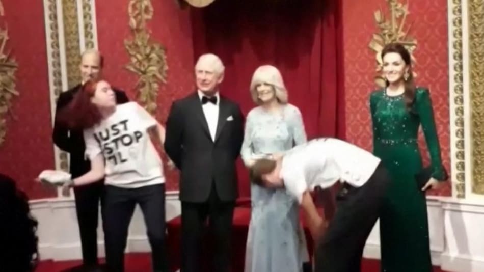 Activistas ambientales vandalizaron una estatuilla de cera del rey Carlos III. Foto: Reuters.