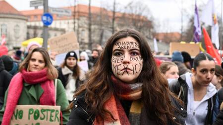 Mujeres en Berlín, Alemania, se solidarizan con las mujeres mexicanas. Foto Reuters.