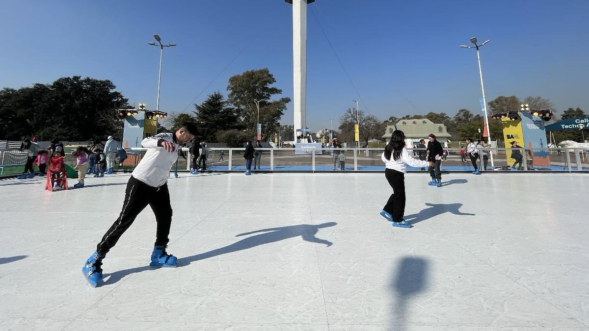 Patinaje sobre hielo en el Parque de la Ciudad.