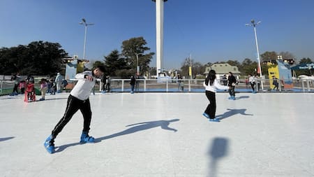Patinaje sobre hielo en el Parque de la Ciudad.