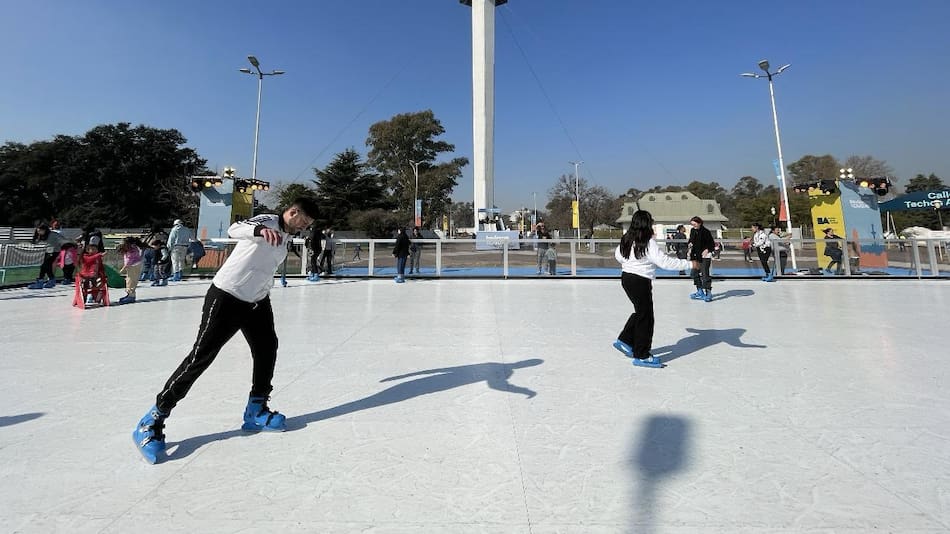Patinaje sobre hielo en el Parque de la Ciudad.