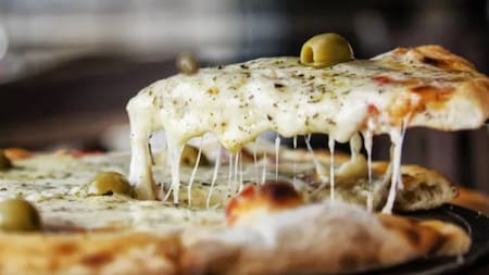 Pizza de muzzarella. Foto: NA