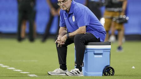 Marcelo Bielsa, director técnico de la selección uruguaya. Foto: EFE.