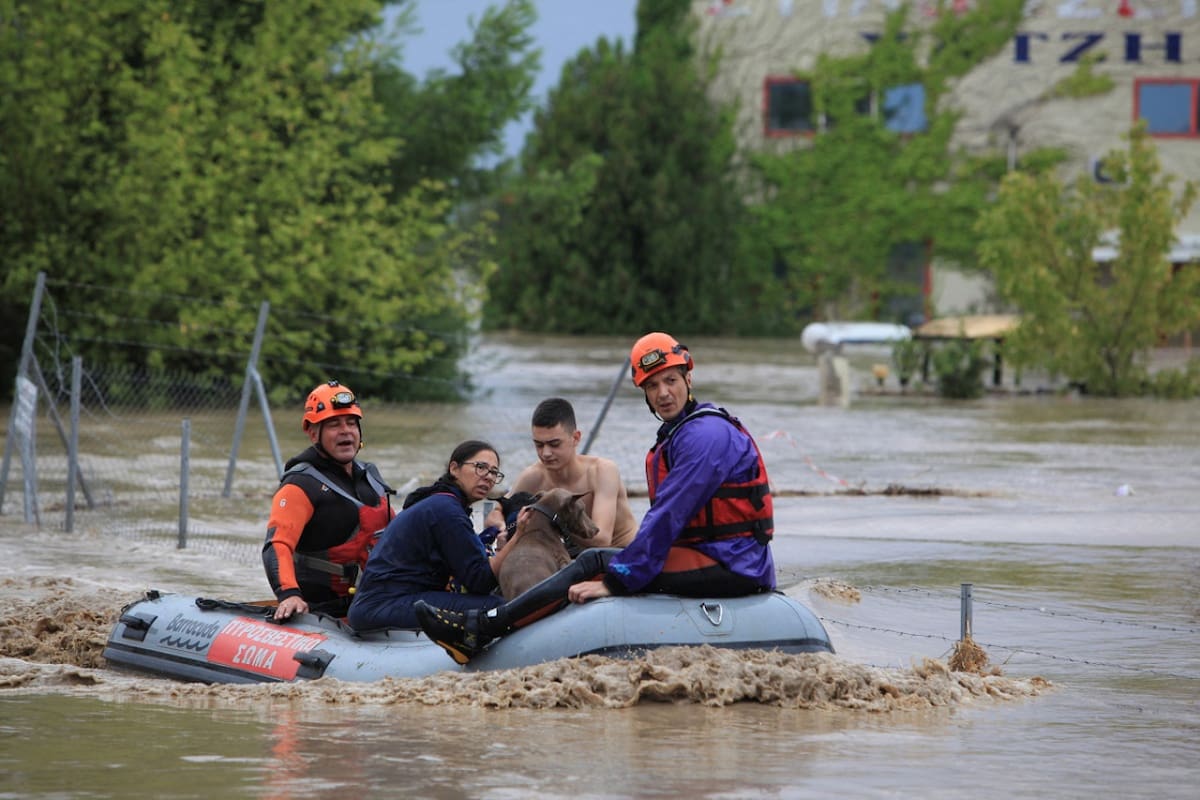 Bomberos rescatando a una familia tras el paso de la tormenta
