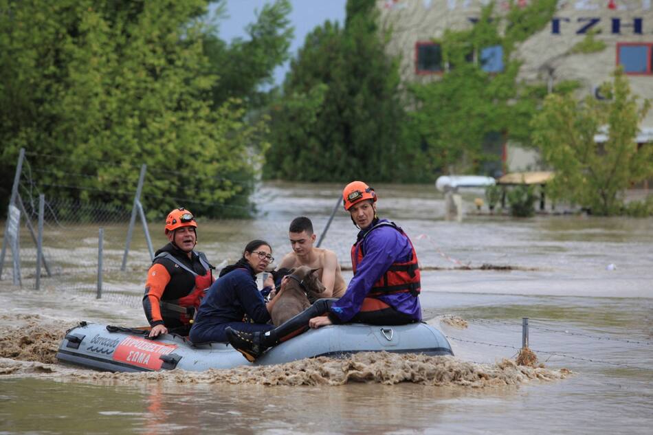 Bomberos rescatando a una familia tras el paso de la tormenta