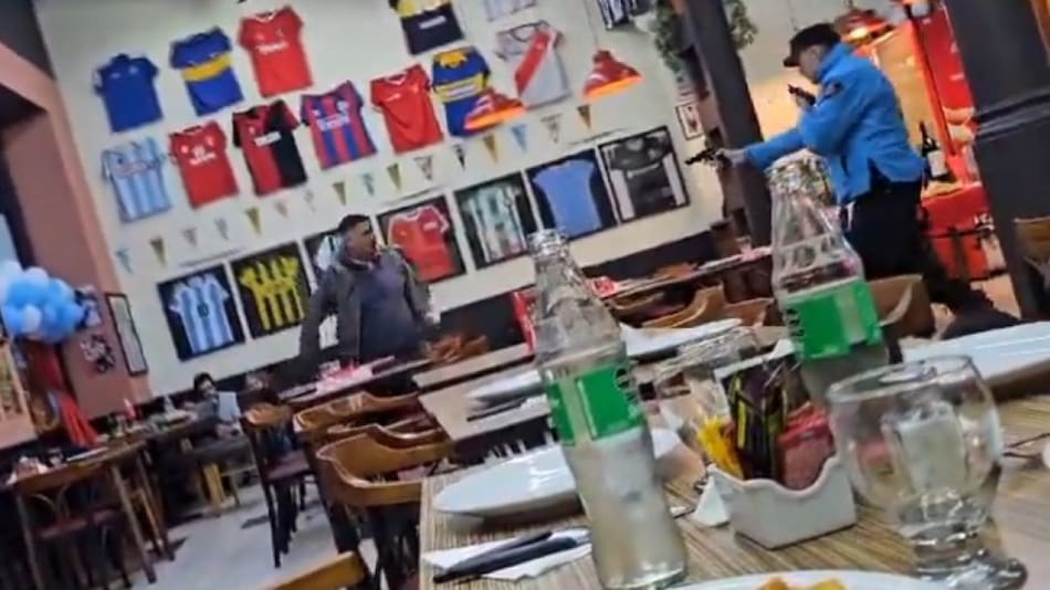 Policía mató a un hombre que lo atacó con un cuchillo en una parrilla. Foto: captura
