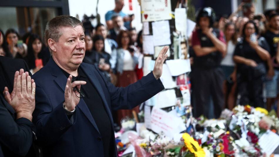 El padre de Liam Payne se conmovió ante el santuario que armaron los fans en la puerta del hotel. Foto Reuters