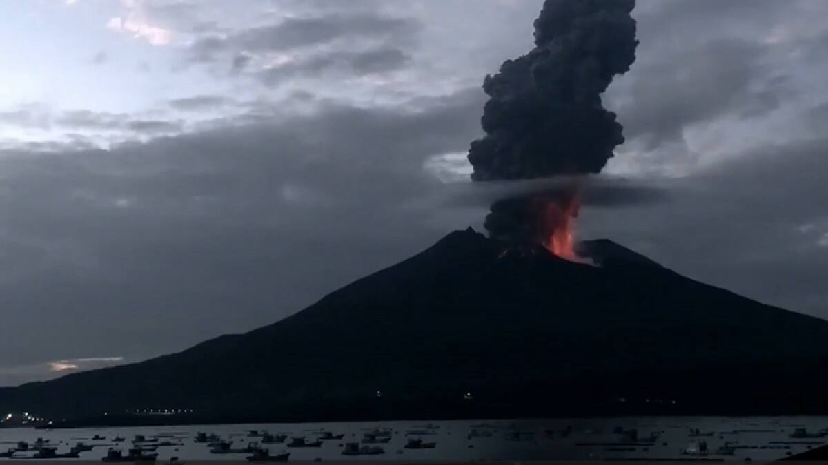 El volcán japonés Sakurajima emite una columna de humo de 5 kilómetros. Foto EFE.
