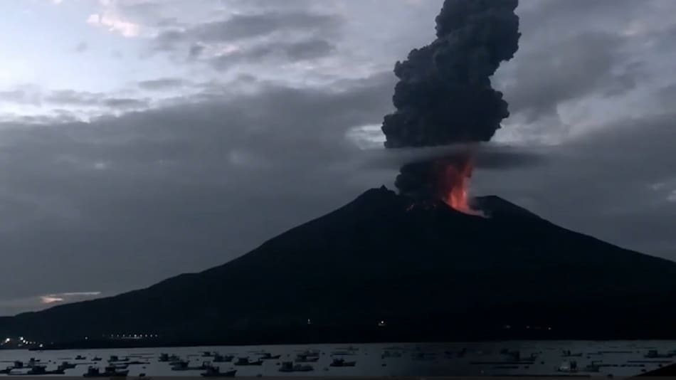 El volcán japonés Sakurajima emite una columna de humo de 5 kilómetros. Foto EFE.