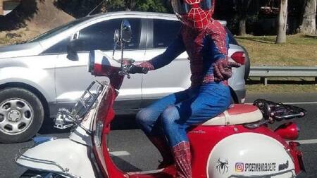 Spiderwest: el Hombre Araña de zona oeste que alegra a los chicos