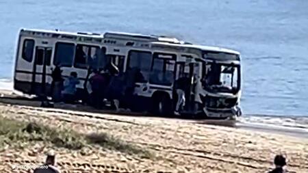 Violento accidente de tránsito de un micro en Montevideo. Foto: Captura de video.