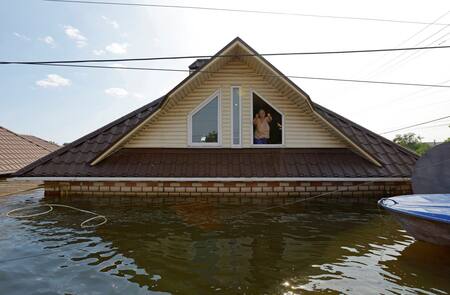Evacuados por inundaciones tras la destrucción de la represa Kajovka. Foto Reuters