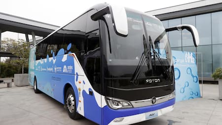 El primer bus impulsado por hidrógeno verde. Foto: EFE
