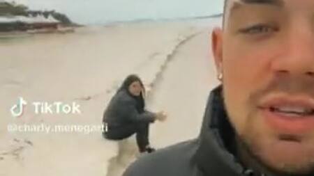 El joven tiktoker junto a su novia en Brasil. Foto: Captura de pantalla.